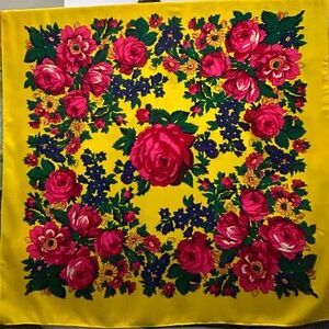 🌼Vintage Style Russian Floral Shawl / Scarf 🌼 44” x 45”